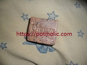 las semillas de amapola se emplean en la industria jabonera para conferir una acción exfoliante suave a las pastillas de jabón. También las usan los artesanos del jabón.