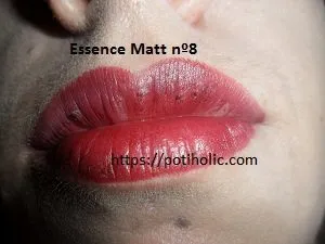 essence matt lipstick nº8 con flash