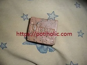 las semillas de amapola se emplean en la industria jabonera para conferir una acción exfoliante suave a las pastillas de jabón. También las usan los artesanos del jabón.